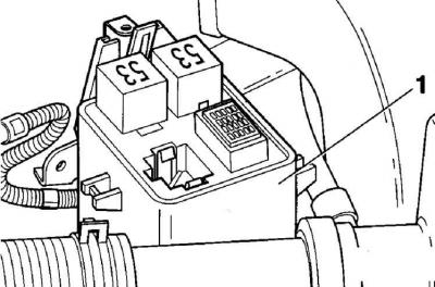 Relay box in the engine compartment of vehicles with TDI diesel engines