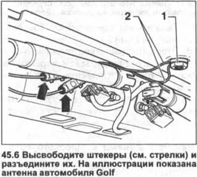 6. Release the plugs (see arrows in the illustration) and disconnect them.