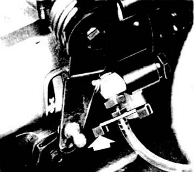 Тук на снимката е показана дръжката на пробката за впръскване на въздух (стрелка) на инжекционната…