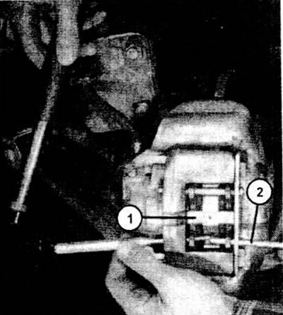 Для демонтажа накладки в дисковом тормозном механизме с плавающей скобой можно после вытягивания…
