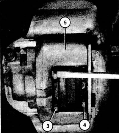 Затем надо вынуть внутреннюю накладку (3). Скобу (5) сдвинуть по направлению наружу, при…