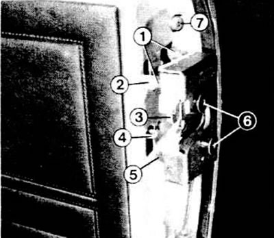 На фото показан дверной замок выпуска после октября 1976 г.: 1 - предохранительный рычаге втулкой…