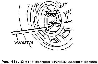 Отстранете колелото и капачката на главината, като използвате инструмента, показан на фиг. 411,…