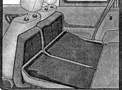 Press button 3 in the direction of the arrow and move the seat forward.