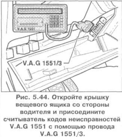 1. Откройте крышку вещевого ящика со стороны водителя и присоедините считыватель кодов…