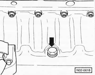 Позаботьтесь о том, чтобы при выворачивании пробки сливного отверстия горячее масло не потекло по…