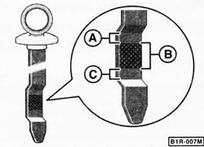 Излишки залитого масла необходимо снова отсосать, так как иначе возможно повреждение сальников…