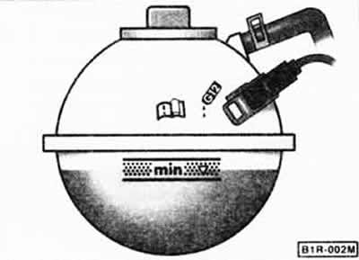 Крышку расширительного бачка при горячем двигателе открывать осторожно. Опасность ожога паром!…