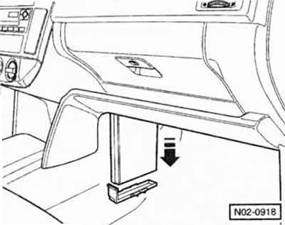 Отпустить крепление фильтра. Для этого в правой нише для ног под приборной панелью сдвинуть к…