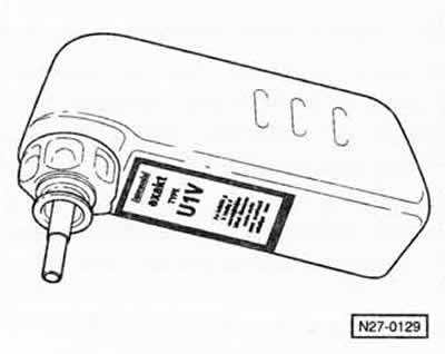 Вывернуть пробки «2» аккумуляторной батареи, например, с помощью инструмента HAZET 4650-3.