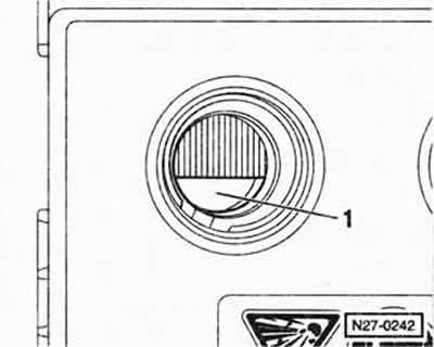 Если специальный инструмент отсутствует, долить дистиллированную воду до верхней метки МАХ…