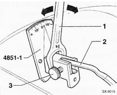 Снять щетку стеклоочистителя, см. главу «Замена резиновой ленты щетки стеклоочистителя».
