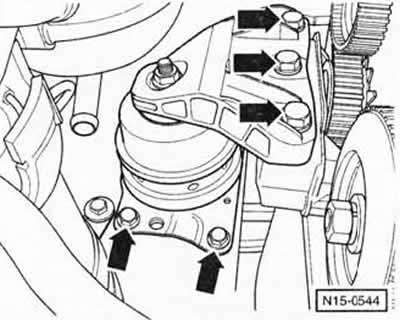 Свалете долния капак на двигателното отделение.