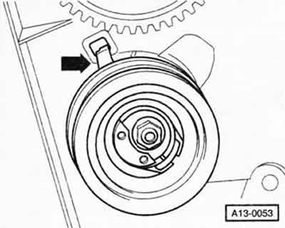 Проверете монтажната позиция на опъващата ролка: заключващата плоча «стрелка» трябва да пасне във…