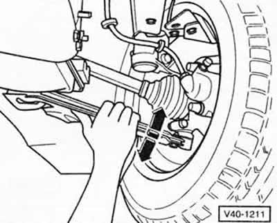 Автомобиль спереди поднять на козлы.