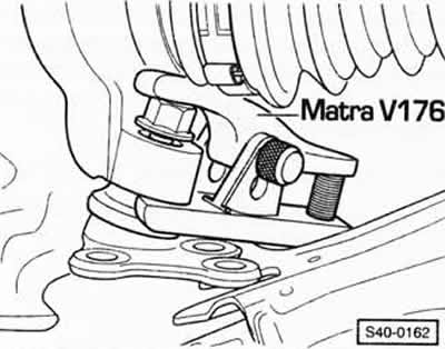 Подставить под поворотный кулак подходящий домкрат.