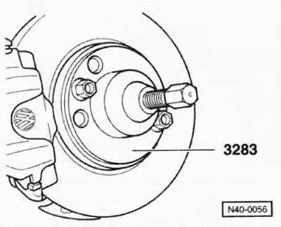 Пометить чертилкой монтажное положение трех болтов относительно поперечного рычага и болты…