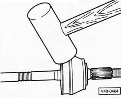 Clamp the cardan shaft in a vice with aluminum protective jaws.