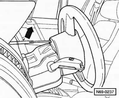 Рулевую колонку полностью вытянуть на себя и застопорить в нижнем положении.