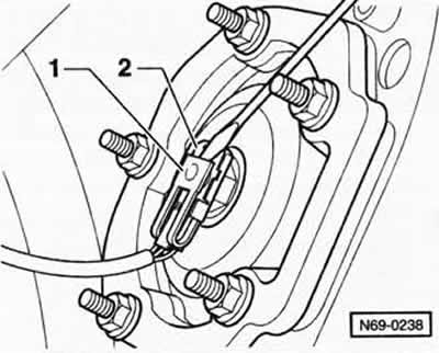 Узел надувной подушки осторожно немного вынуть из рулевого колеса.