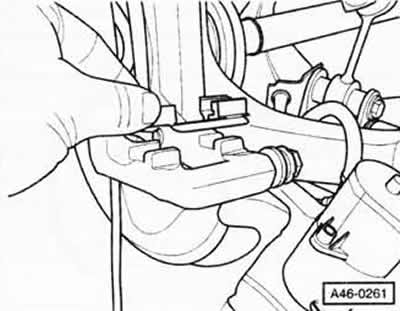 Вставить теплозащитный экран в поршень так, чтобы тормозные колодки входили в отверстие корпуса…