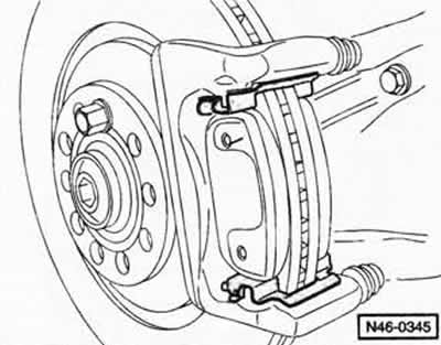Вставить новые удерживающие пружины для тормозных колодок.