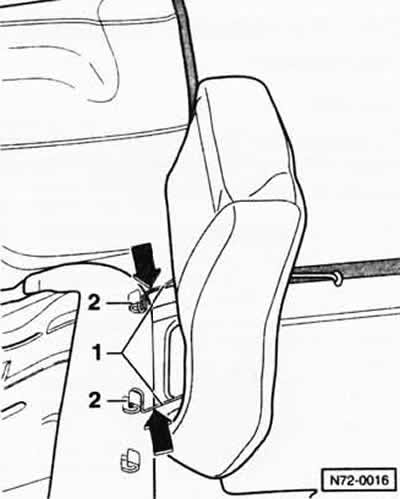 Подушку сиденья приподнять за передний край, потянуть вперед, затем приподнять сзади и откинуть…