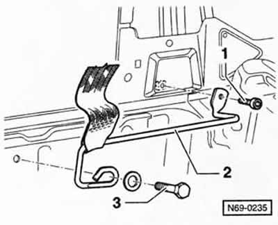 Снять заднюю боковую облицовку, см. соответствующую главу выше.