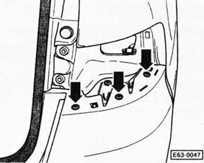 Открыть заднюю дверь и снять задние фонари.