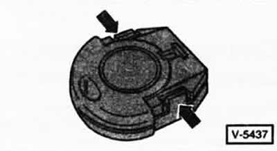 Преместете отвертката по посока на стрелката, за да отделите модула на предавателя от ключа.