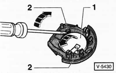 Освободете задържащите зъбчета на «стрелката» на предавателния модул и отделете предавателния модул…