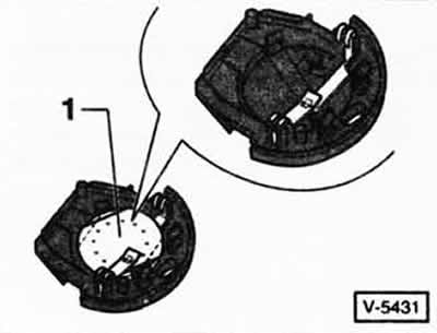 С помощта на отвертка отделете горния захранващ елемент «1» от държачите «2» по посока на стрелката.