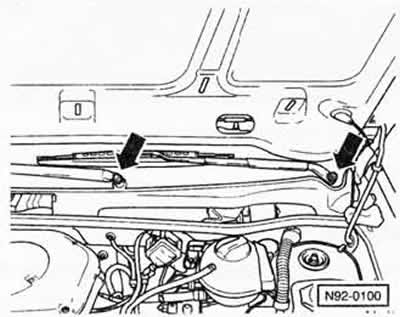 Исходное положение щеток на стекле при правильно отрегулированном положении рычагов…