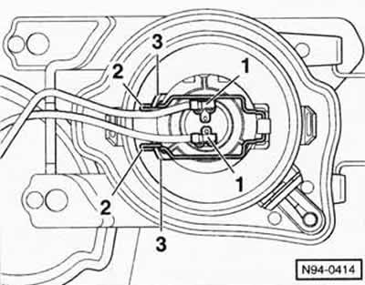 Отпустить с задней стороны противотуманной фары проволочный зажим и снять крышку.