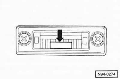 Вставить в держатель новую софитную лампу.