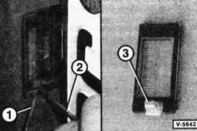 Внимание: Выполнять указания, приведенные в главе «Снятие и установка аккумуляторной батареи».