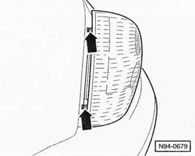 Отвернуть в выемке барашковую гайку.