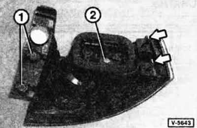 Внимание: Выполнять указания, приведенные в главе «Снятие и установка аккумуляторной батареи».