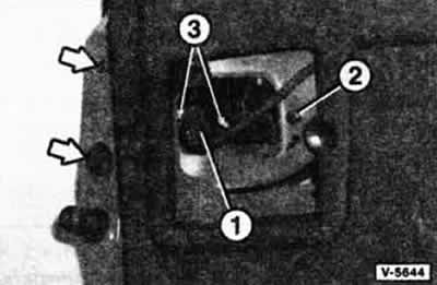 Открыть заднюю дверь и снять крышку сбоку в ее облицовке.