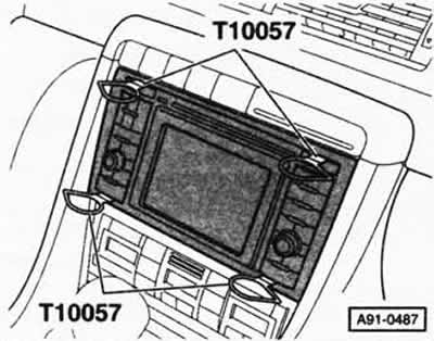 A gyárilag telepített navigációs rendszer egység eltávolításához négy darab VW T10057 lehúzó…