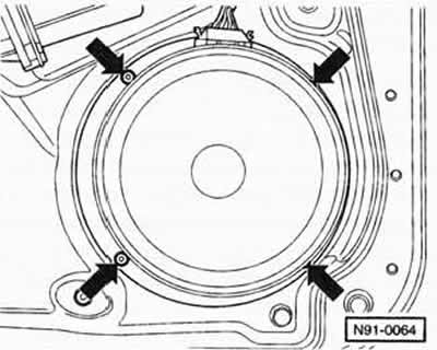 Разъединить штекерный разъем громкоговорителя.