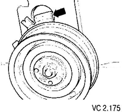 The retainer (arrow) of the roller must enter the recess on the cylinder head.