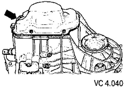 5. Unscrew the gearbox housing cover (arrow) and carefully remove it.