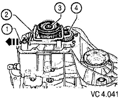 9. Remove the lock washer (4) from the 5th gear and remove the gear itself.