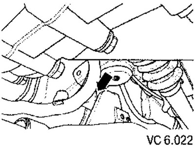 15. Открутите жгут проводов (стрелка) от подрамника (см. рис. VC6.022).
