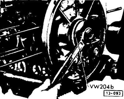 Zamontuj nowy uszczelniacz olejowy za pomocą specjalnego narzędzia VW 204b. W tym celu wkręć…
