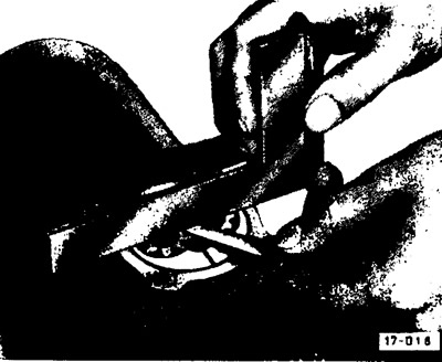 Проверете аксиалния луфт на зъбните колела на маслената помпа. За да направите това, поставете…