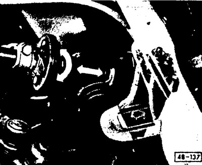 The axial play of the steering shaft is adjusted by moving the shaft in an elastic disc clutch. In…