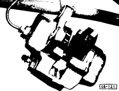 Turn the friction linings 90° and remove them one by one from the opening in the caliper body.