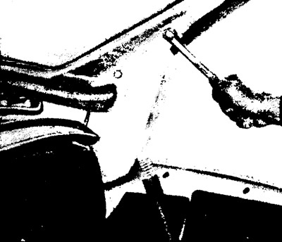 Отворете капака на багажника. Отстранете всмукателния отвор за въздух (зоната пред предното…